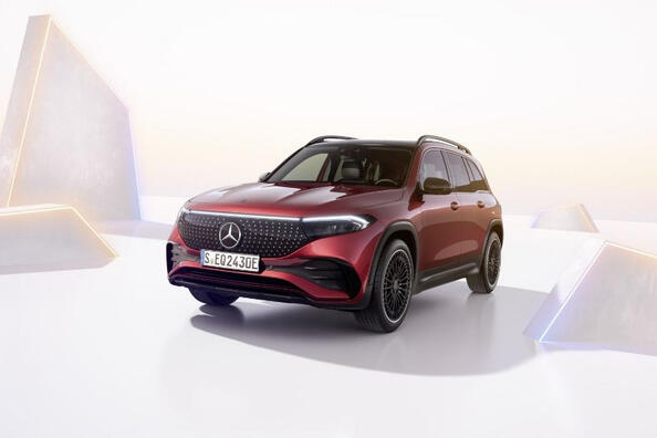 Mercedes-Benz EQB 2023: an updated electric car for the city and travel