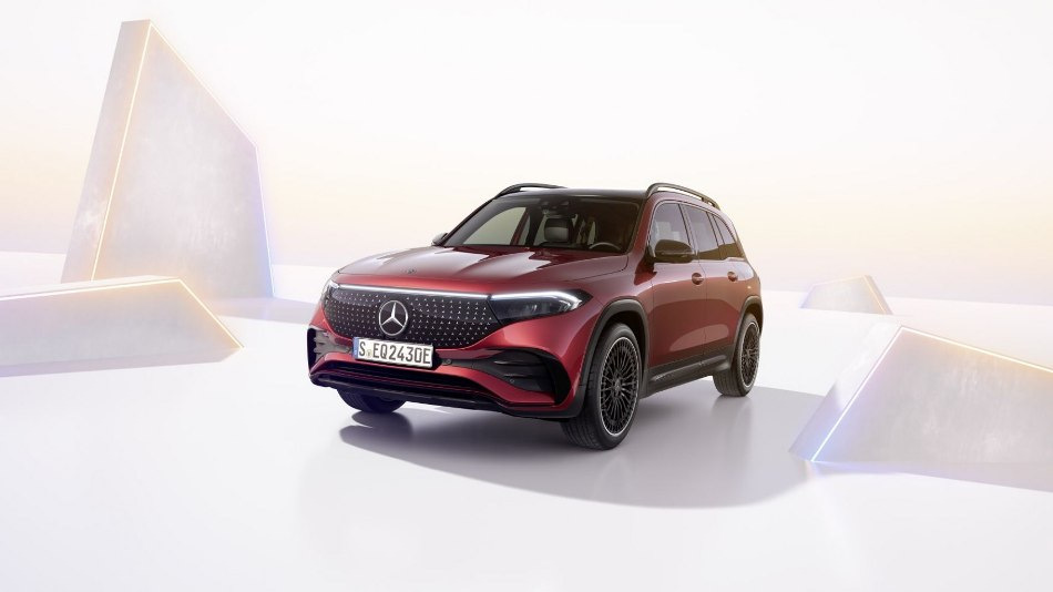 Mercedes-Benz EQB 2023: an updated electric car for the city and travel
