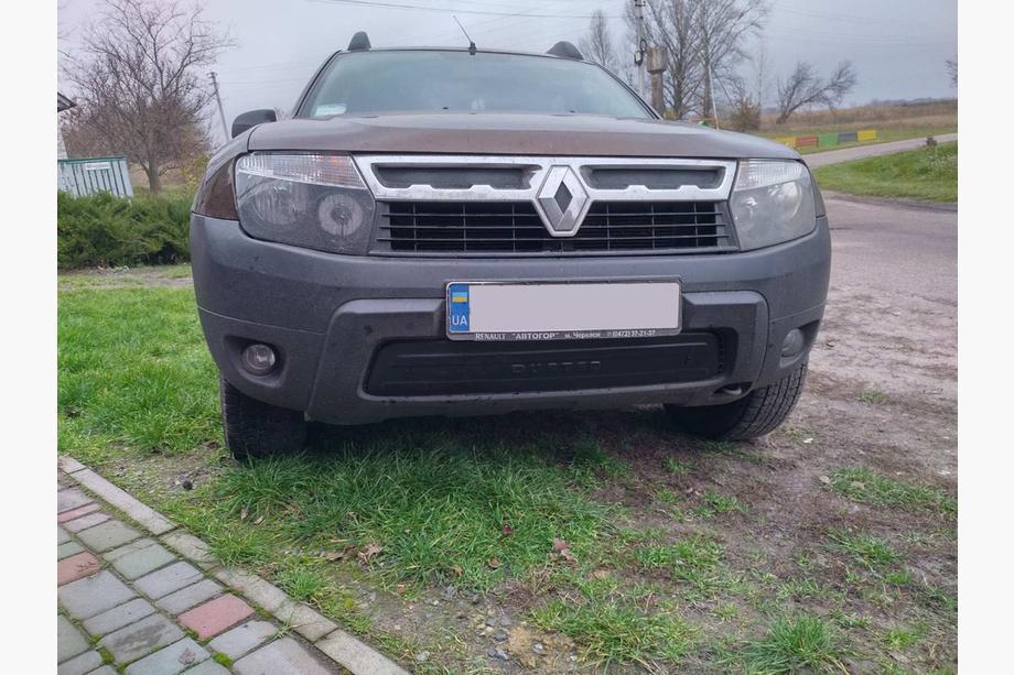 Dacia Duster 2008-2018 Winter Lower Grille Cover Glossy Image