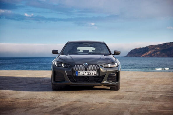 BMW i4 restyling 2024: review of the updated electric car