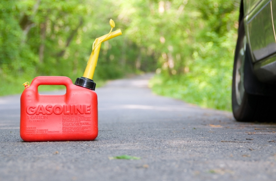 Can gasoline be stored in a plastic can?