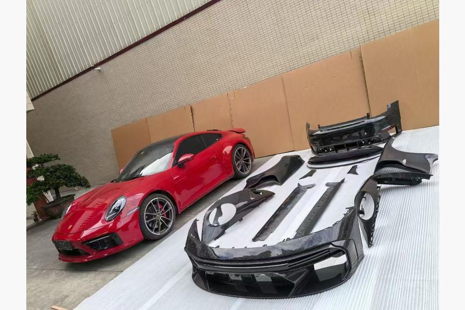 Porsche 911 (992) 2018– Carbon Body Kit Image