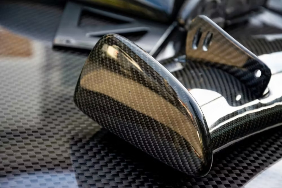 How to combine fiberglass and carbon in car tuning?