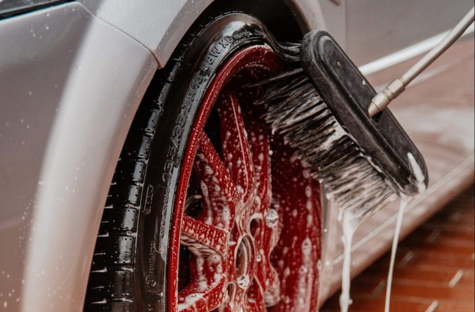 Common mistakes in car wheel care: how not to spoil the appearance
