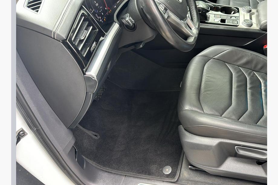 Volkswagen Touareg 2018- Textile Floor Mats Premium (black) Image