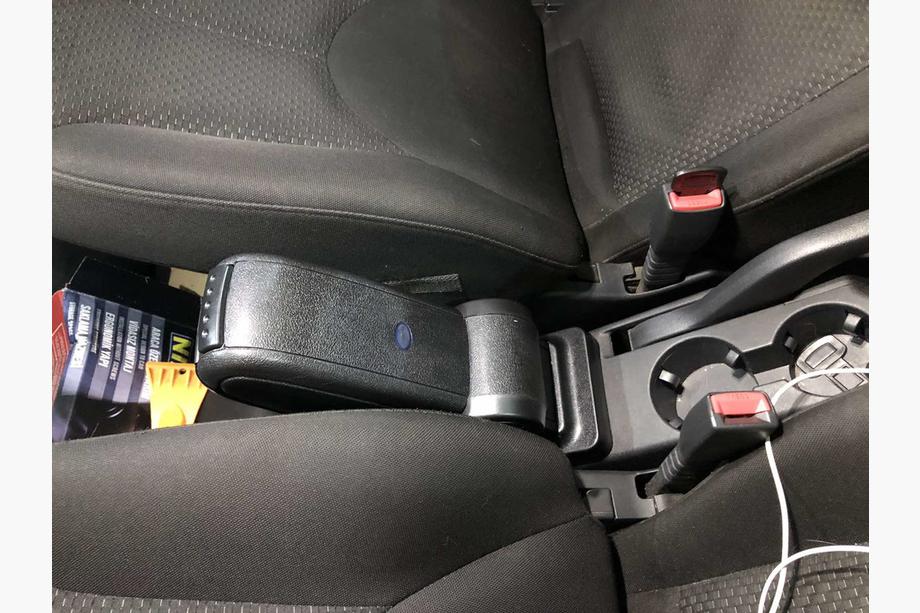 Hyundai Accent 2006-2010 Armrest with Cup Holder Photo 3