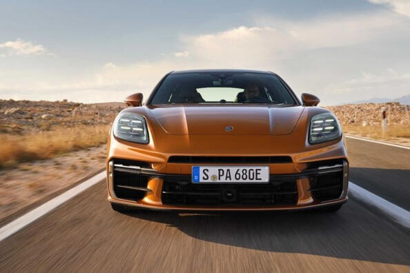 Porsche Panamera Turbo 2024: review of the hybrid liftback