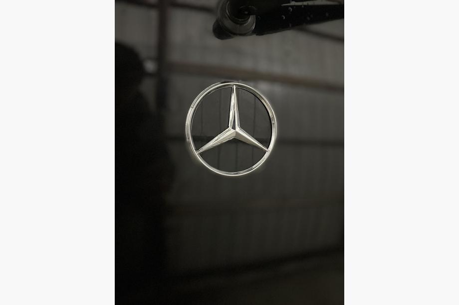 Mercedes Vito W638 1996-2003 Rear Emblem (Plastic) Image