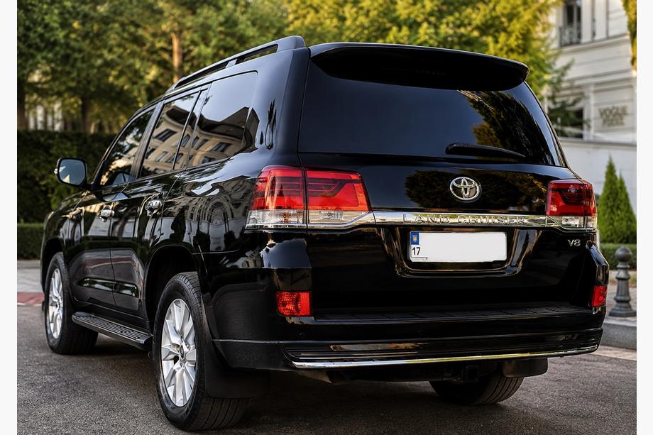 Toyota Land Cruiser 200 2007-2021 Rear trim with chrome 2016↗ (Executive 2019/2021) Black Photo 3
