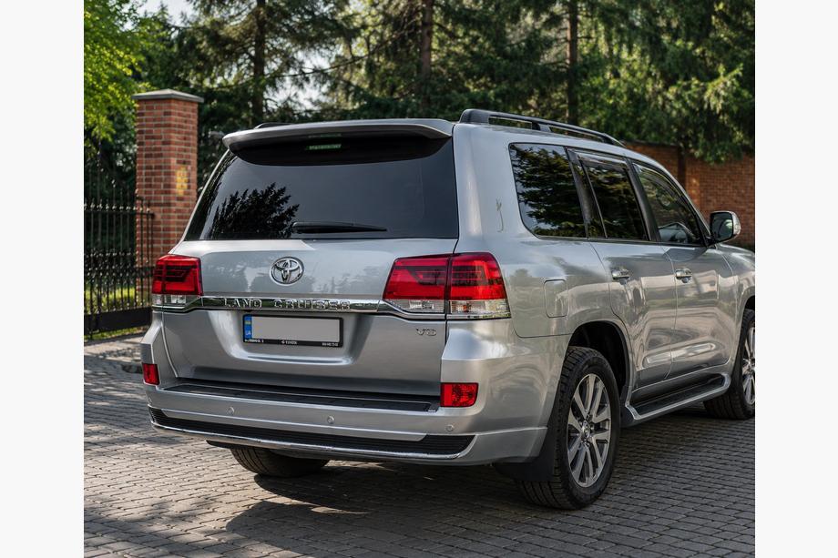 Toyota Land Cruiser 200 2007-2021 Rear trim with chrome 2016↗ (Executive 2019/2021) Black Photo 4