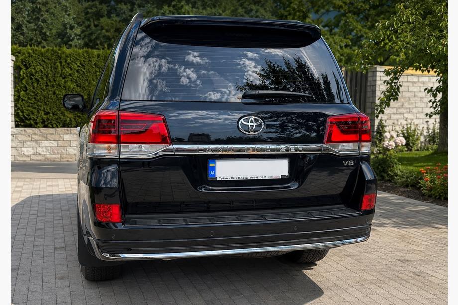 Toyota Land Cruiser 200 2007-2021 Rear trim with chrome 2016↗ (Executive 2019/2021) Black Photo 2