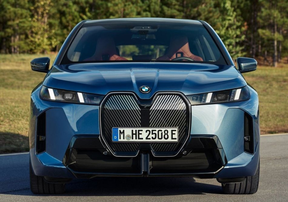 Review of the updated 2025 BMW iX electric crossover