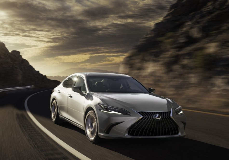 Lexus ES: review of the business class sedan