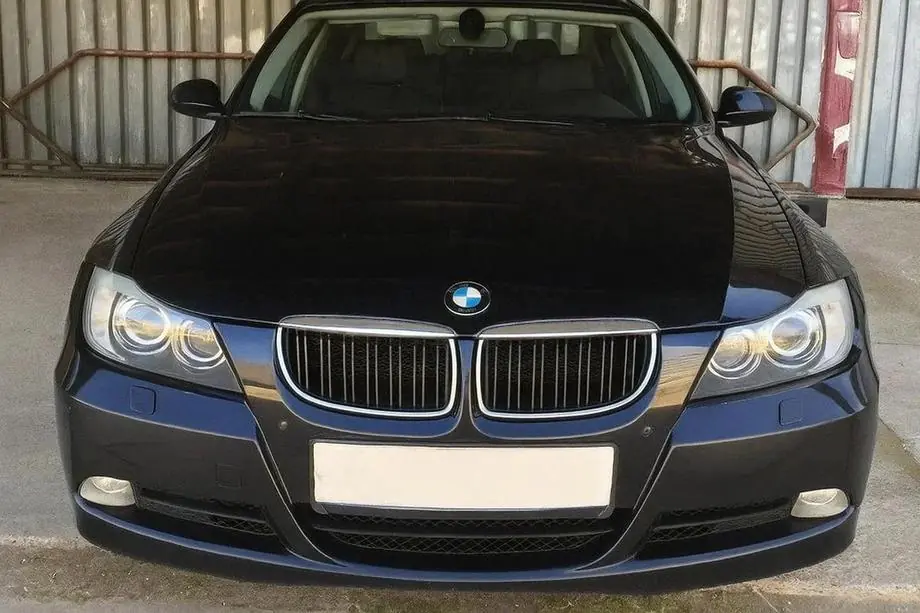 BMW 3 Series E90/E91 2005-2011 Kidney Grilles M-Look (for E-90/91 2005-2008, Gloss Black with Chrome Trim) Image