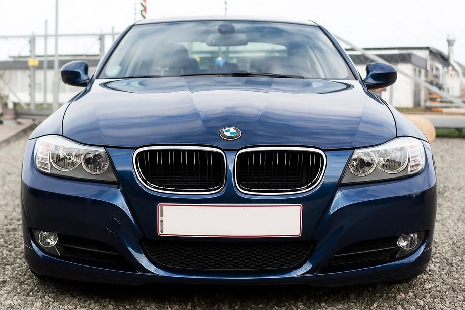 BMW 3 Series E90/E91 2005-2011 M-Look Kidney Grilles (for E-90/91 2008-2011, Gloss Black with Chrome Trim) Image