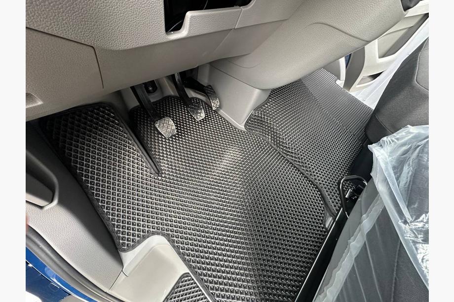 Volkswagen Crafter 2016- Floor Mats 2024+ (3pcs, EVA, Black) Image