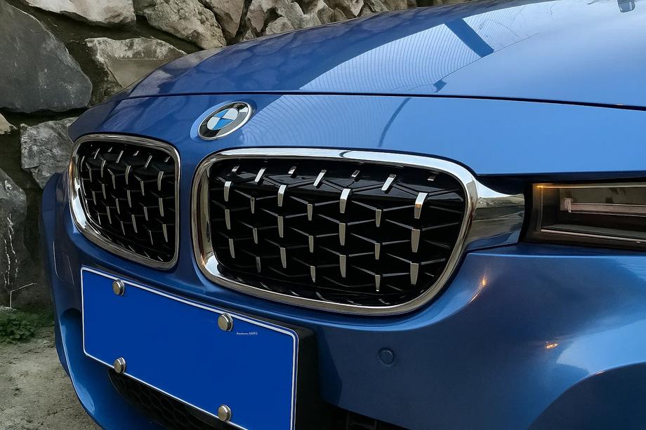 BMW 3 Series F30/F31 2012-2019 Diamond Silver Kidney Grilles (Chrome Trim) Image