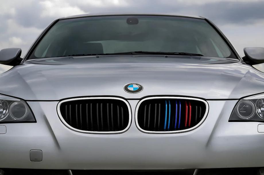 BMW 5 Series E60/E61 2003-2010 Kidneys M-Look (M-Color with Chrome Trim) Image