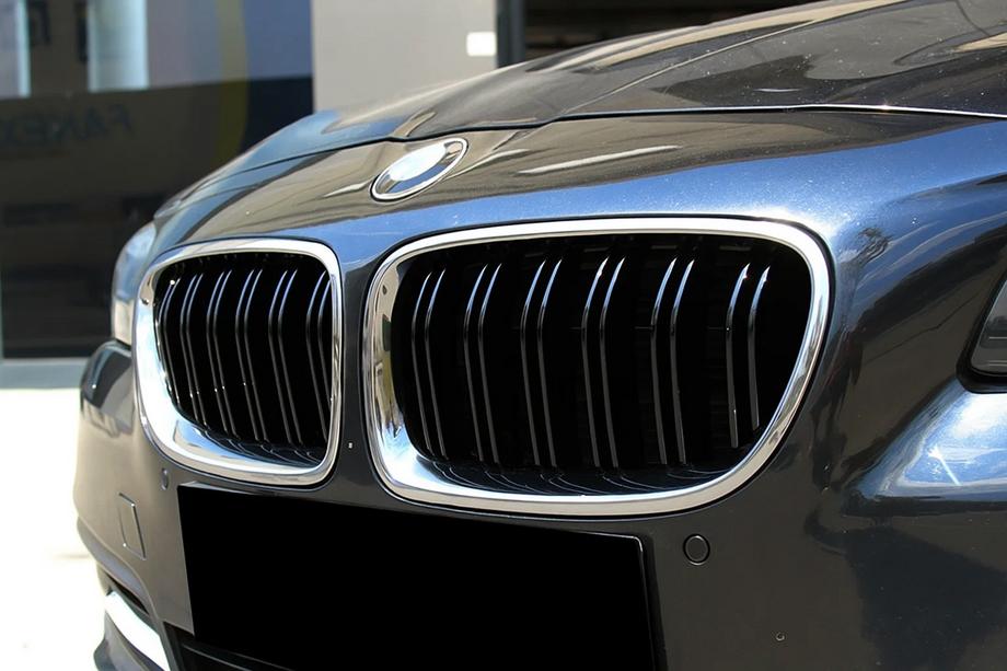 BMW 5 Series F10/F11 2010–2016 Kidneys M-Look (Gloss Black with Chrome Trim) Photo 1