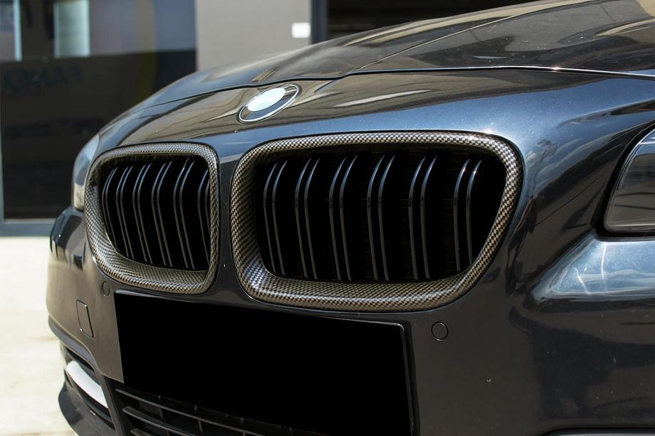 BMW 5 Series F10/F11 2010–2016 M-Look Kidney Grilles (gloss black with carbon hydro dip) Photo 1