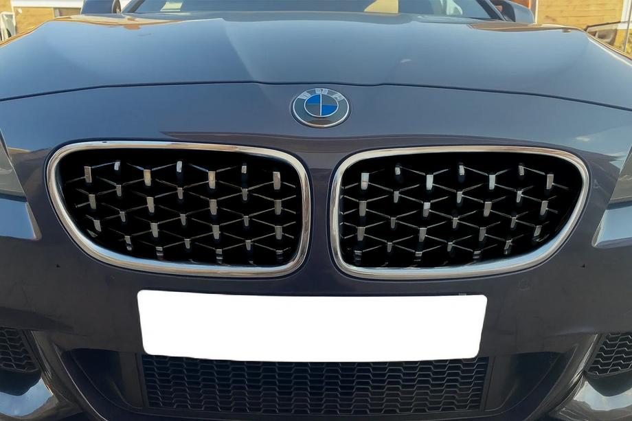 BMW 5 Series F10/F11 2010–2016 Diamond Silver Kidney Grilles (Chrome Trim) Image