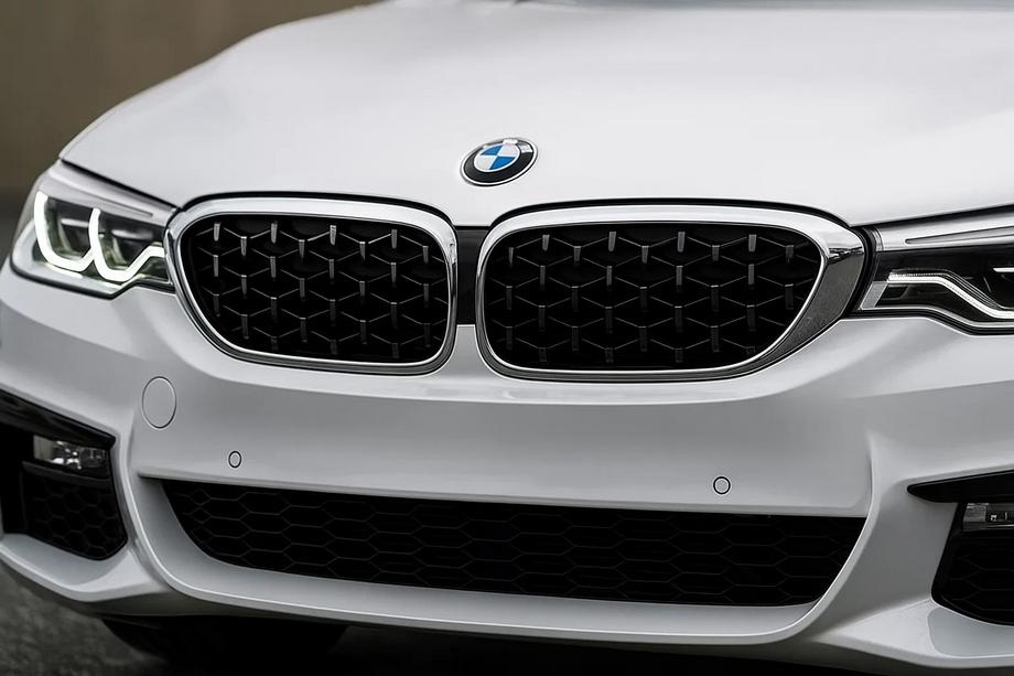 BMW 5 Series G30/G31 2017–2023 Diamond Black V1 Kidney Grilles (2017-2020, Chrome Trim) Image