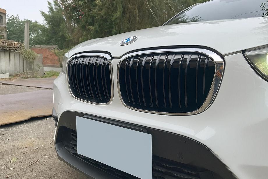 BMW X1 F48 2015-2022 Kidney Grilles M-Look (2015-2019, Gloss Black with Chrome Trim) Image