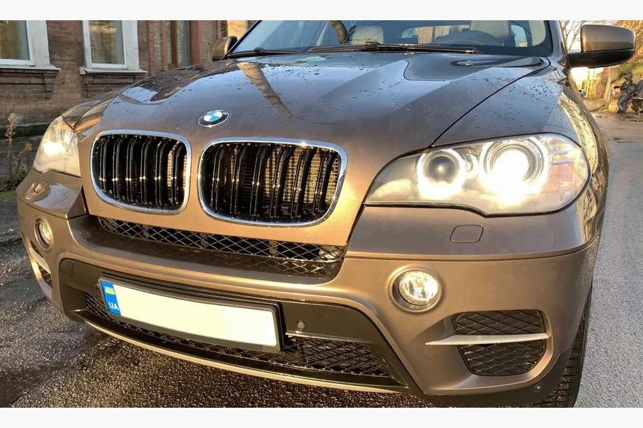 BMW X5 E70 2007-2013 Kidneys M-Look (Gloss Black with Chrome Trim) Image