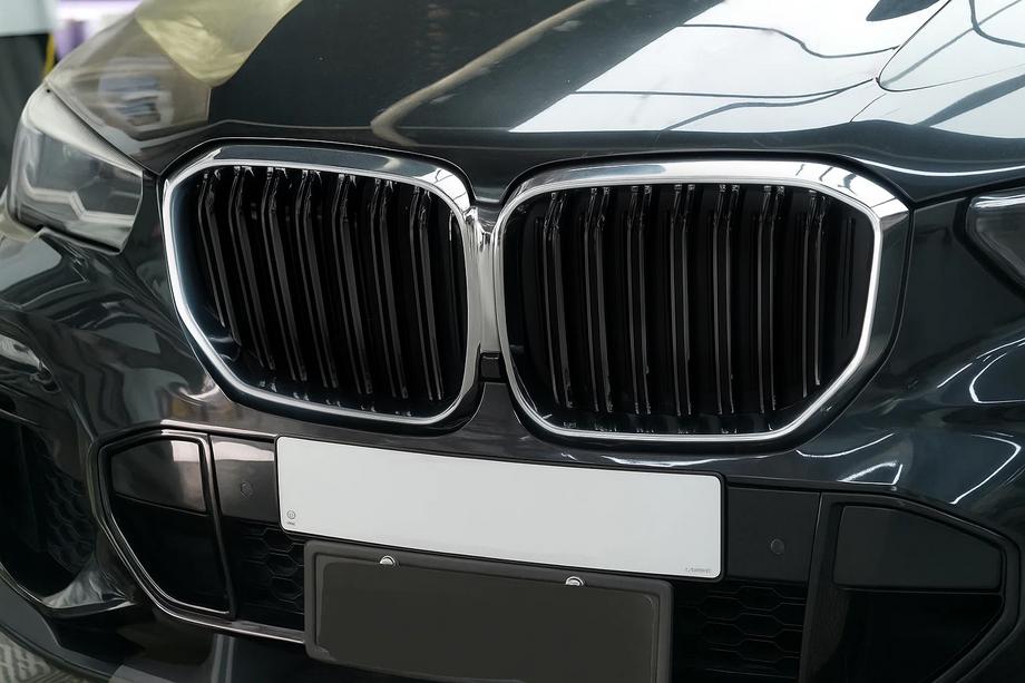 BMW X5 G05 2019–2026 Kidneys M-Look (2019-2022, Gloss Black with Chrome Trim) Image