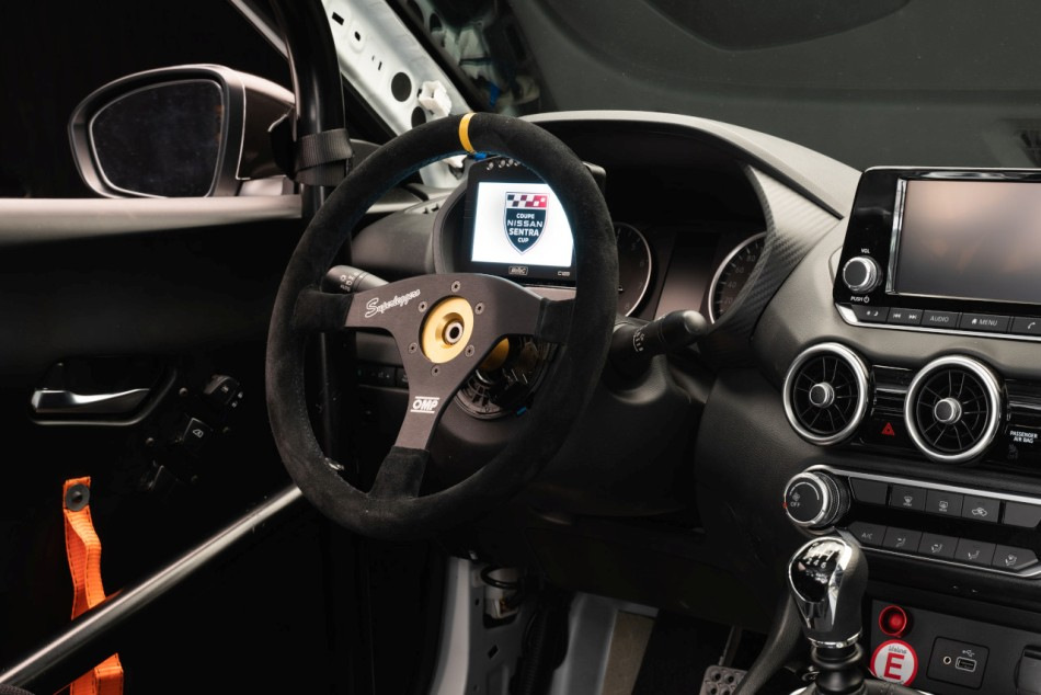 Sports steering wheel instead of a standard one: pros, cons and important points