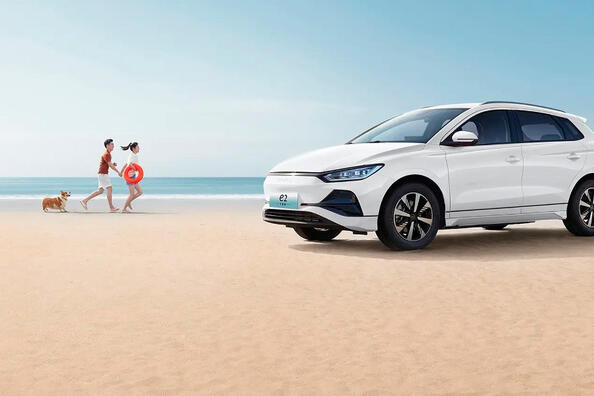 BYD e2 electric hatchback review Photo 2