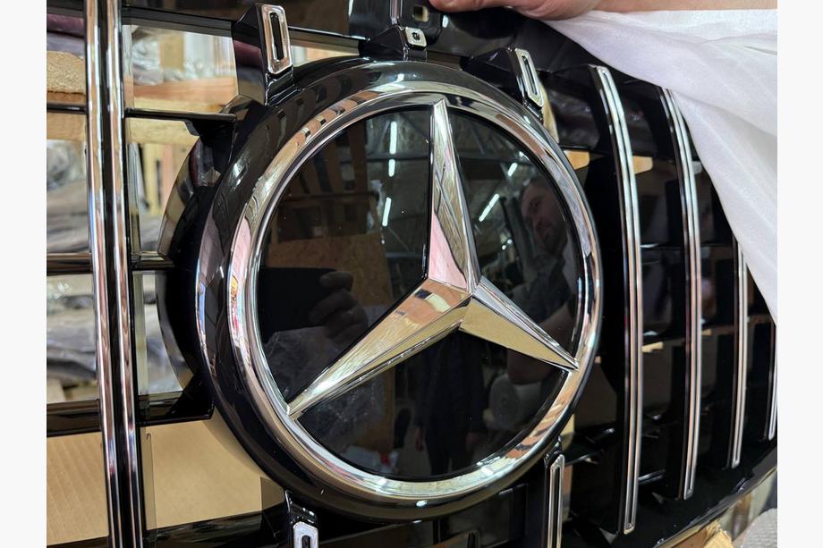 Mercedes Sprinter W907/W910 2018- Front Emblem (OEM) Image