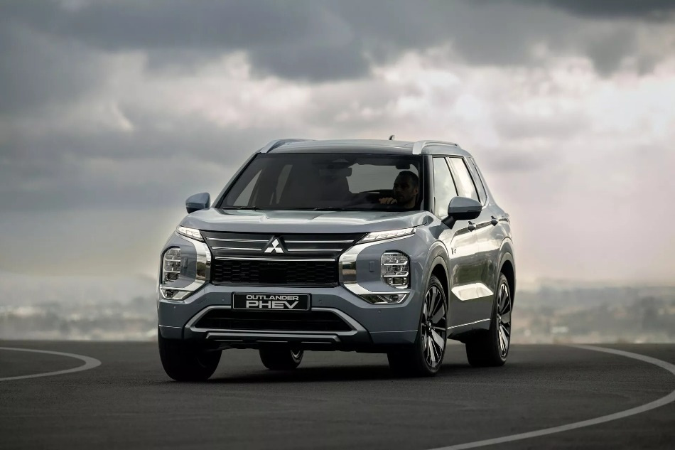 Mitsubishi Outlander PHEV 2024 Review: Hybrid for Long Roads
