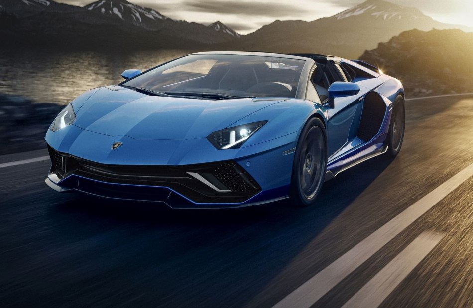 What is the difference between hypercars and supercars?