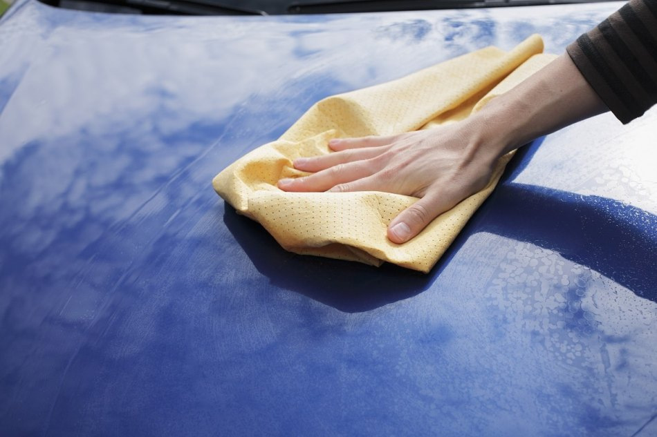 How to remove stains on a car after washing?