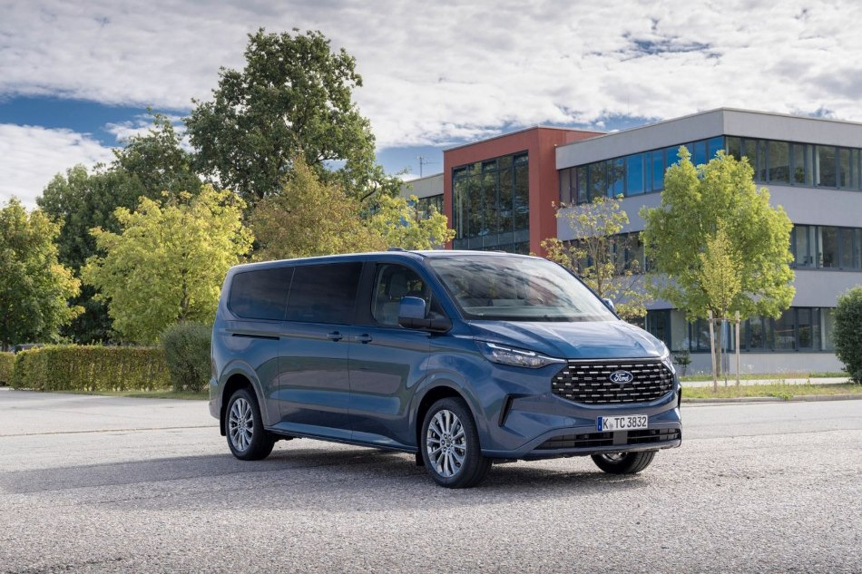 Ford Tourneo Custom 2024 minivan review
