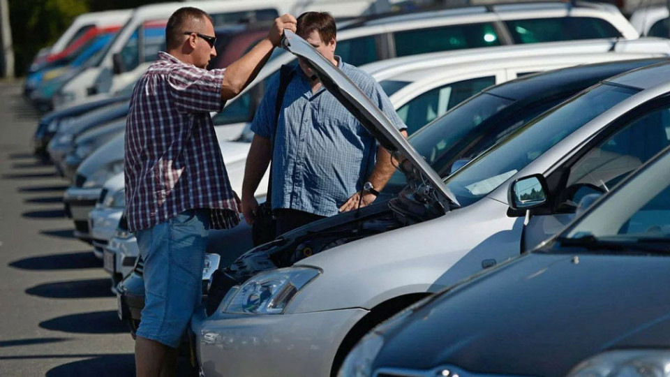 Buying a car after an accident: savings or risks?