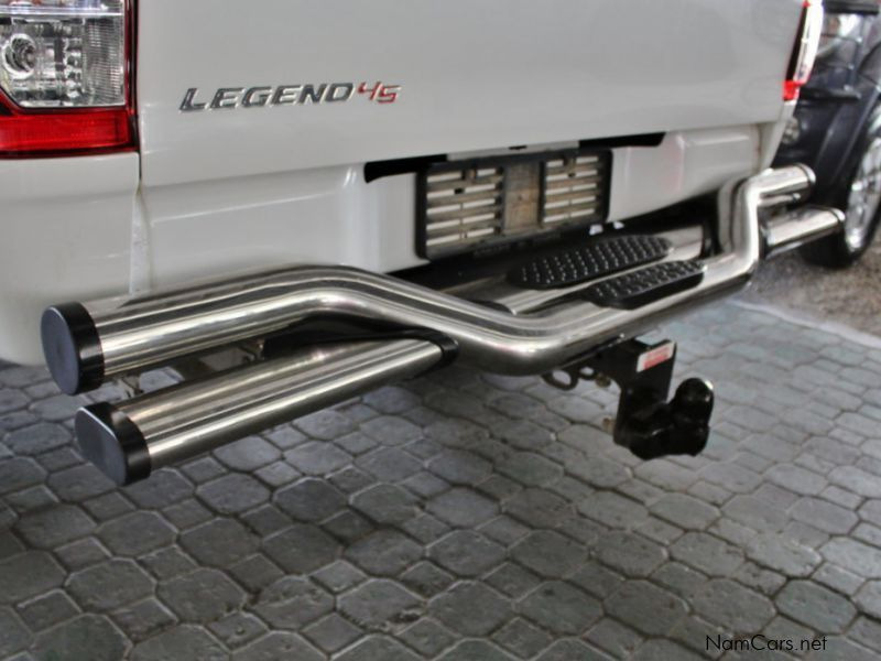 How to choose a rear step for a pickup truck: convenience and protection
