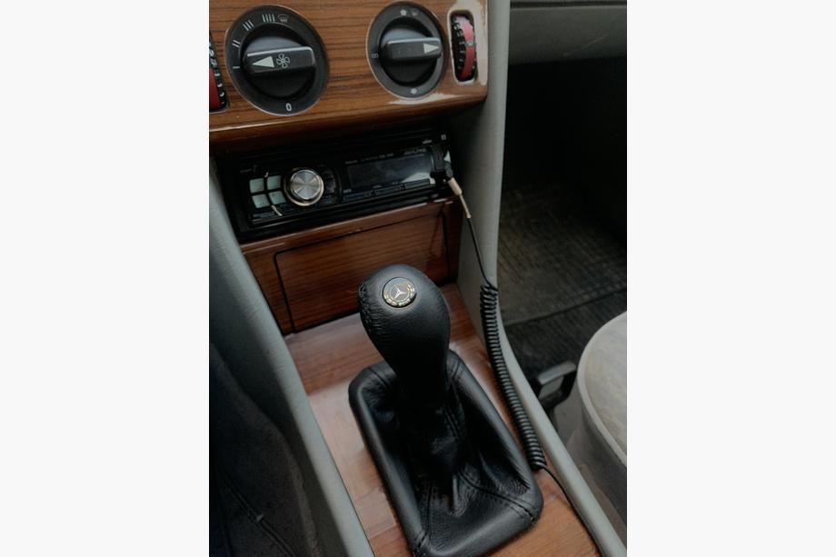 Mercedes E-сlass W124 1984–1997 Leather Gear Shift Knob with Boot Image