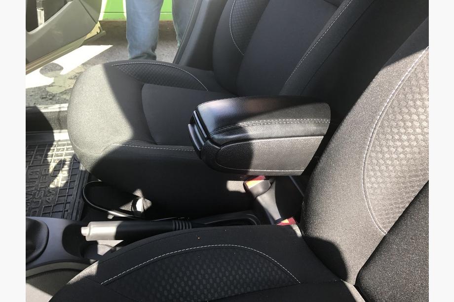 Renault Duster 2008–2017 Armrest (into cup holder) Photo 3