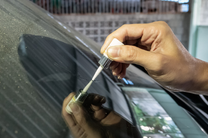 Cracked windshield: a guide to action