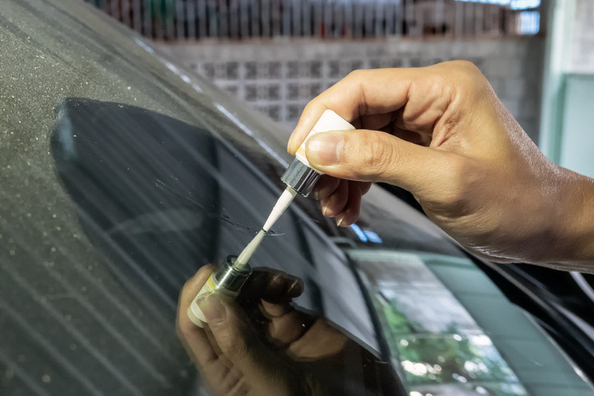 Cracked windshield: a guide to action