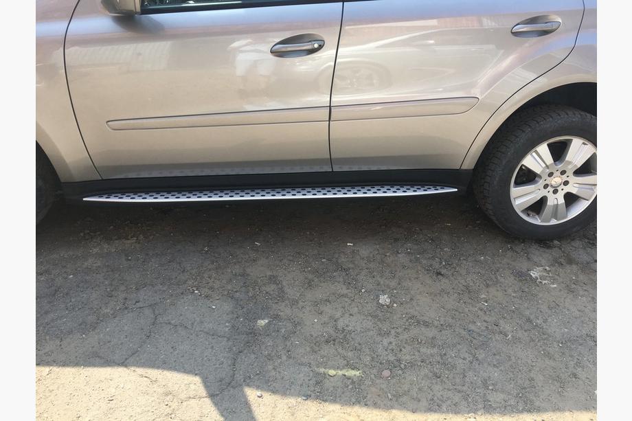 Mercedes ML W164 2005-2011 OEM Side Steps (2 pcs, Aluminum) Photo 3