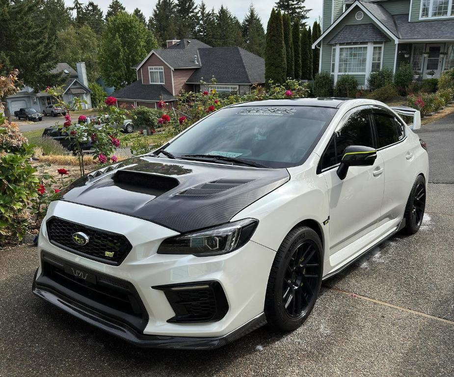 Carbon fiber hood: spectacular tuning or real benefit?
