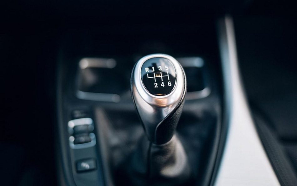 Can I replace the gear shift knob in a car?