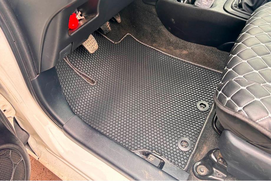 Toyota Yaris 2010-2020 Rubber Floor Mats Carsuit DVS (Black) Image