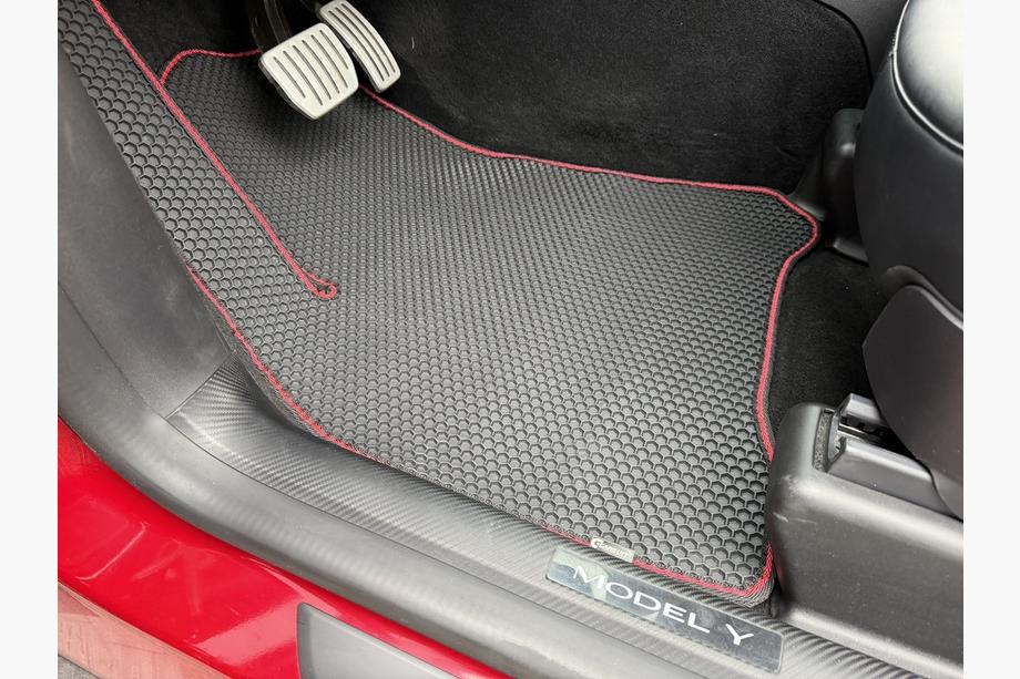 Tesla Model Y 2020- Rubber Floor Mats Carsuit (2020-2024, black) Image