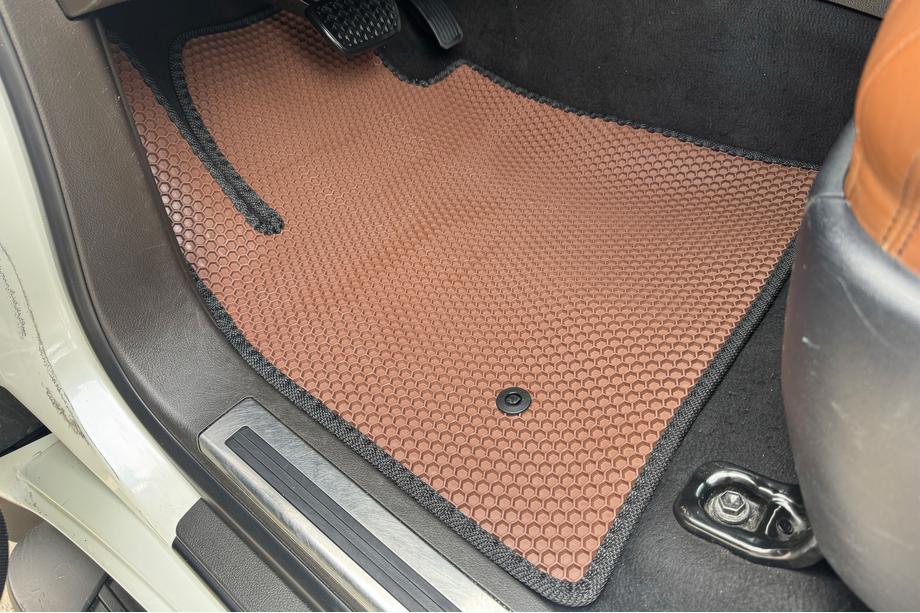 Toyota Land Cruiser 200 2007-2021 Rubber floor mats Carsuit (2007-2012, brown) Image
