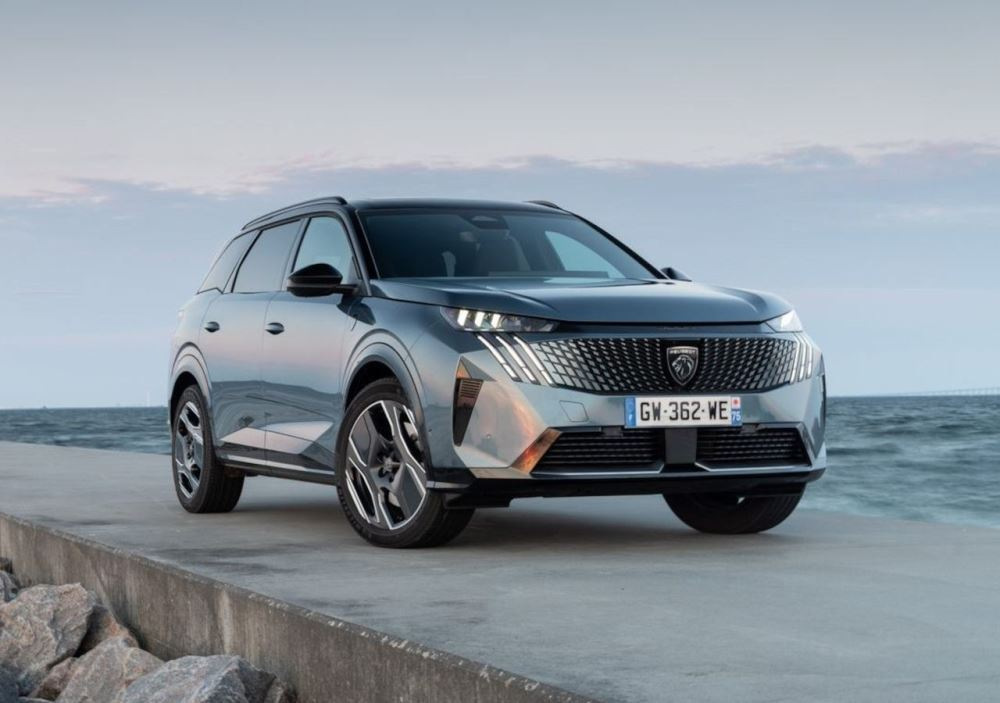 Review of the third-generation hybrid Peugeot 5008