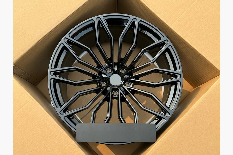 Lamborghini Urus 2018- Forged OEM R23 V12 Wheels (Set of 4) Image